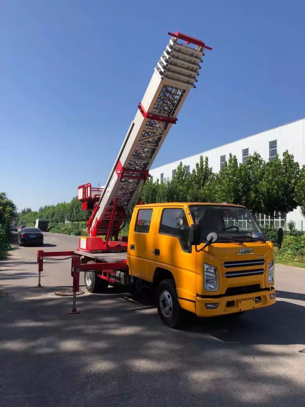 桐乡附近的云梯车出租服务：轻松解决高空作业需求